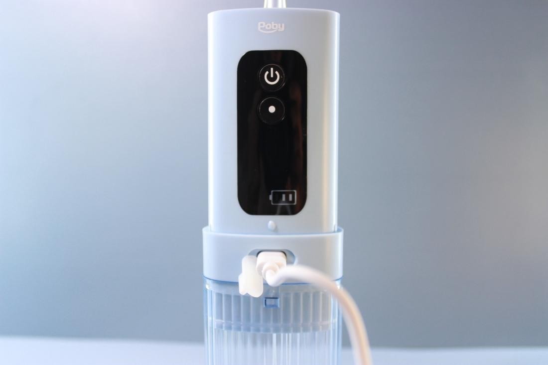 用上Poby小三角便携式冲牙器，远离各种口腔问题