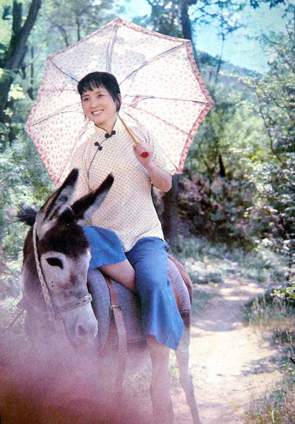 71岁张金玲同框同龄宋春丽，年轻时美得不相上下，老了一眼定输赢