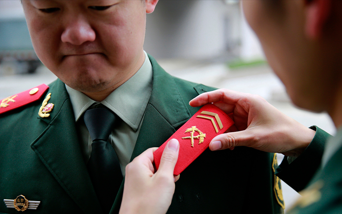 大学生想当兵12年，大二去好还是大学毕业去当兵好？建议了解