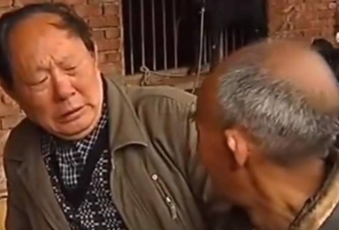 女学生被卖给50岁老光棍，每天睡猪圈遭毒打，父亲为何要原谅凶手