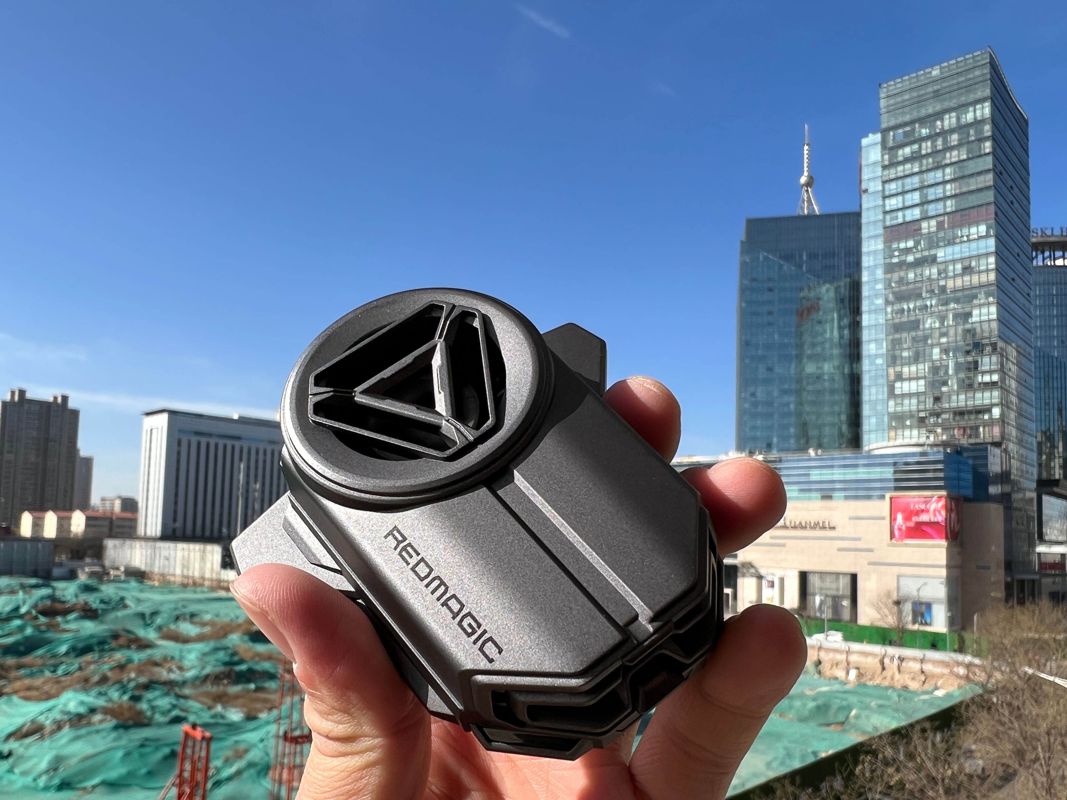 玩游戏的散热好神器——红魔涡轮散热背夹
