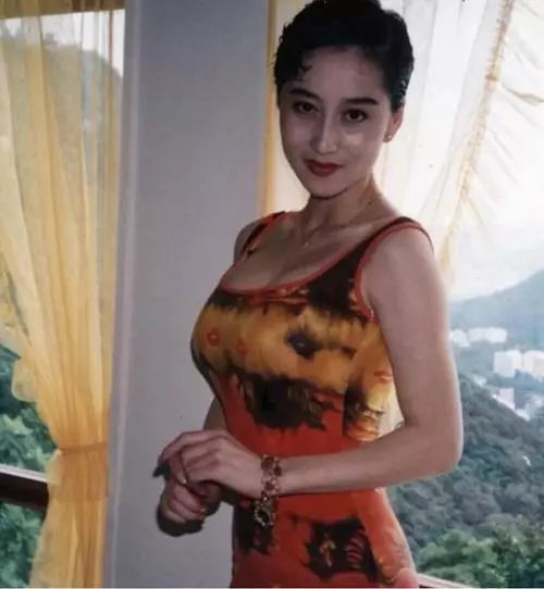 李连杰前妻黄秋燕57岁，与现任56岁利智对比，二人差别如此之大