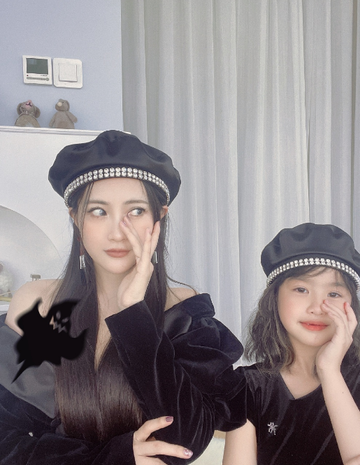 包贝尔女儿晒照，7岁饺子穿妈妈毛衣踩高跟鞋跳舞，扮成妈妈翻版