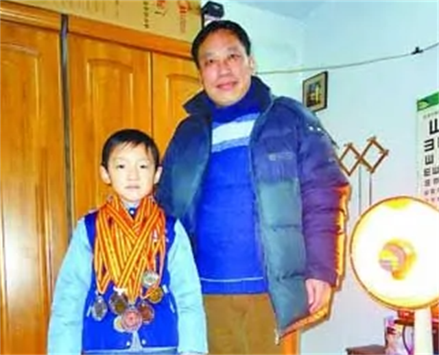 何雪豪：8岁被特招入伍，成为特种兵，学费由国家承担