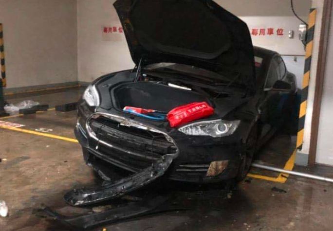 特斯拉Model Y在拆车厂内着火，之前发生过事故