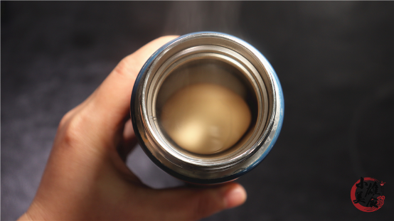 把4个鸡蛋放进保温杯里，几分钟就煮好，方法简单特别适合上班族