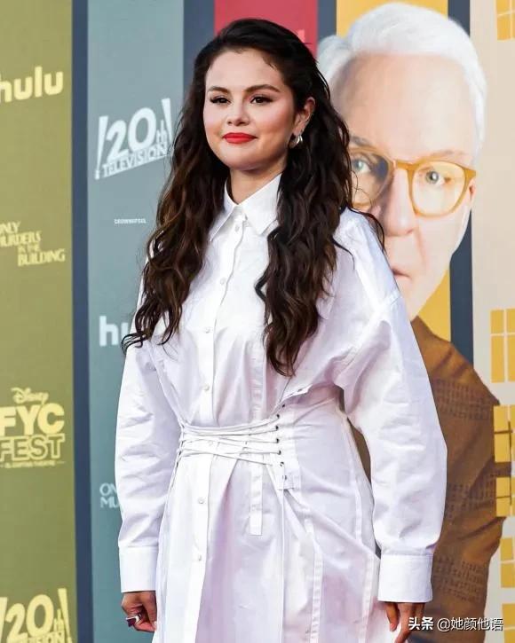 在贾斯汀·比伯因半脸瘫痪而呼救时，塞莱娜·戈麦斯的举动掀起波澜