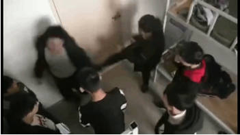 2014年，老实学生遭遇校园暴力，反抗中连捅两人，最终获刑15年