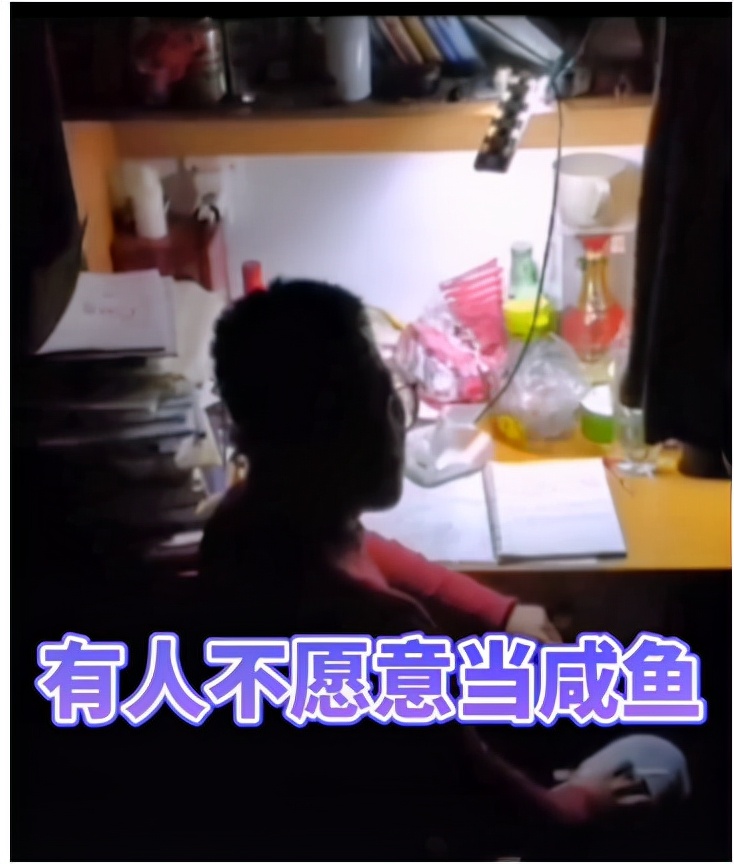 男生刻苦“专升本”反被室友吐槽，你做梦考清华，别耽误我睡觉