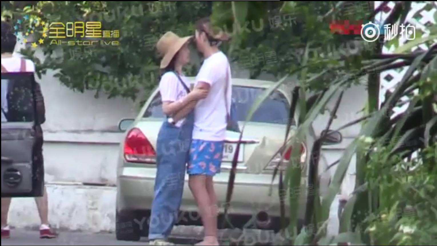 明星亲密被偷拍：马思纯捧脸亲吻，周冬雨忘拉窗帘，袁泉夏雨温馨