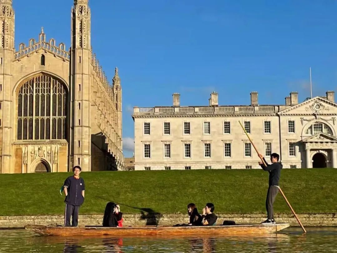 一不小心，发现剑桥给我撑船的男孩子，是剑桥的物理学家...