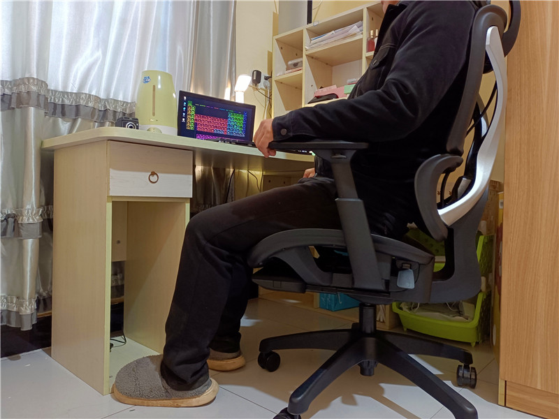 電腦椅不僅要炫酷更要符合人體工學設(shè)計