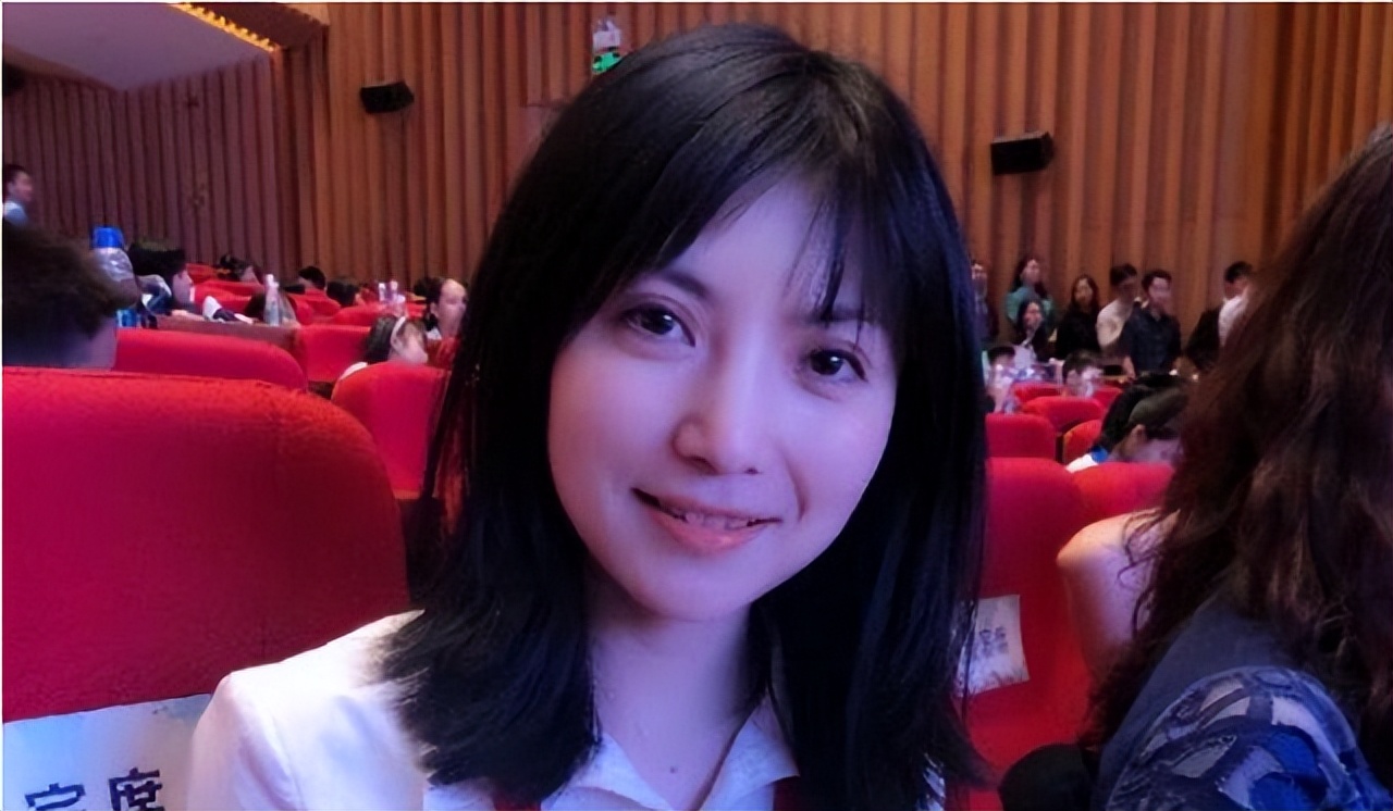 重庆大学“最美”女神老师，颜值赛过西施，30出头就当上硕导