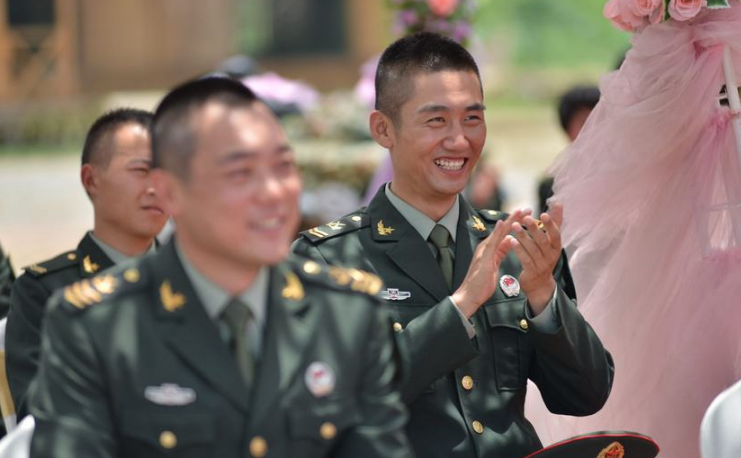 何达结婚很早,和妻子十分幸福,还育有一个可爱的儿子,一直到现在两人