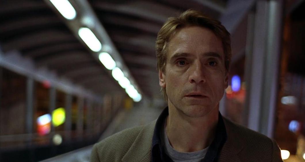 摘皇家警徽，无误差手表，放5次烟花，8部细节拉满的回归题材电影