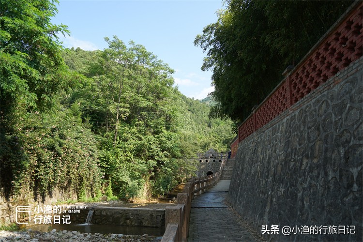 这条秦岭沟谷，一进山就能看到美景，老人、孩子来玩也合适