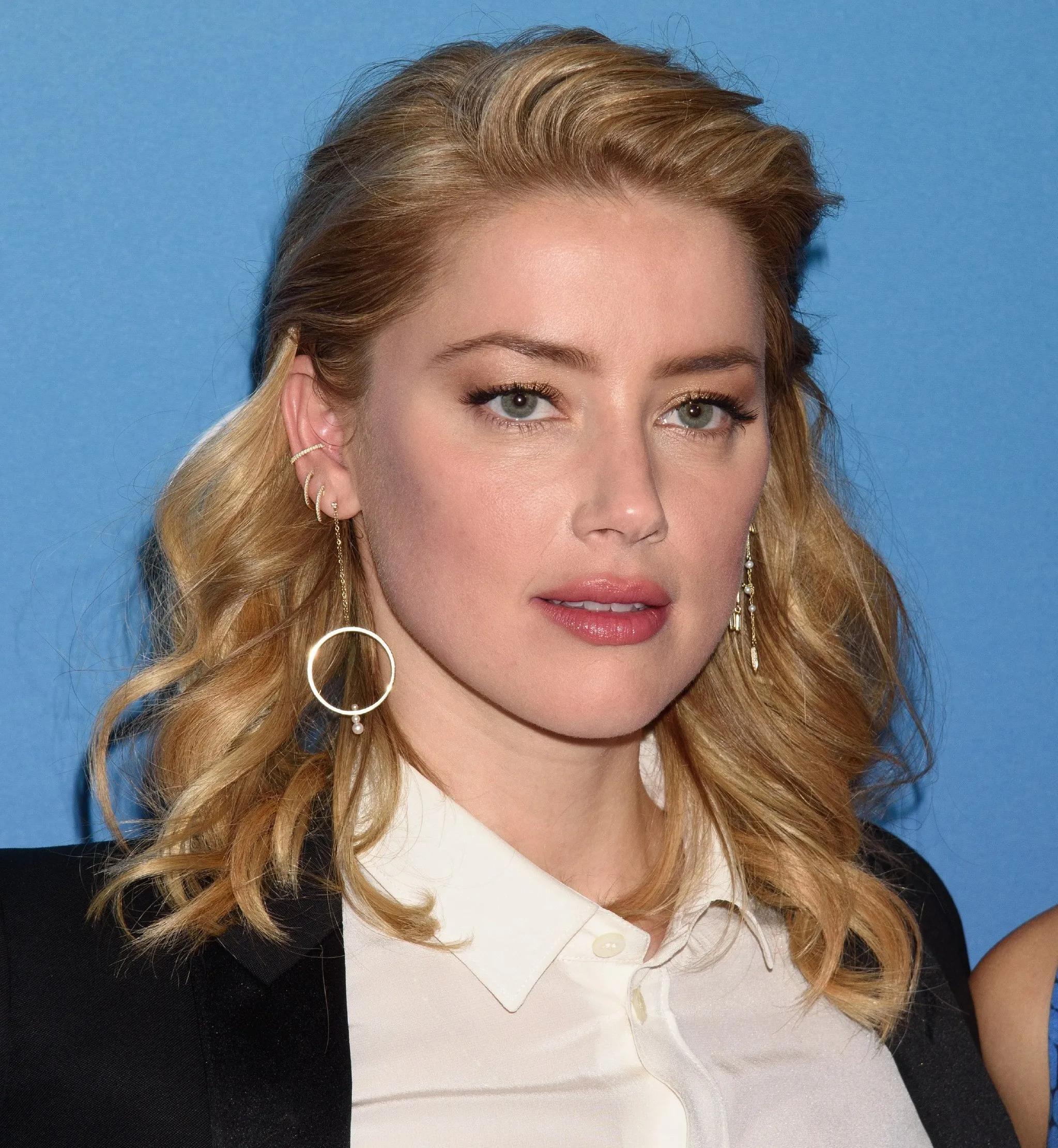 全球首富马斯克前女友,德普前妻琥珀迷人美照