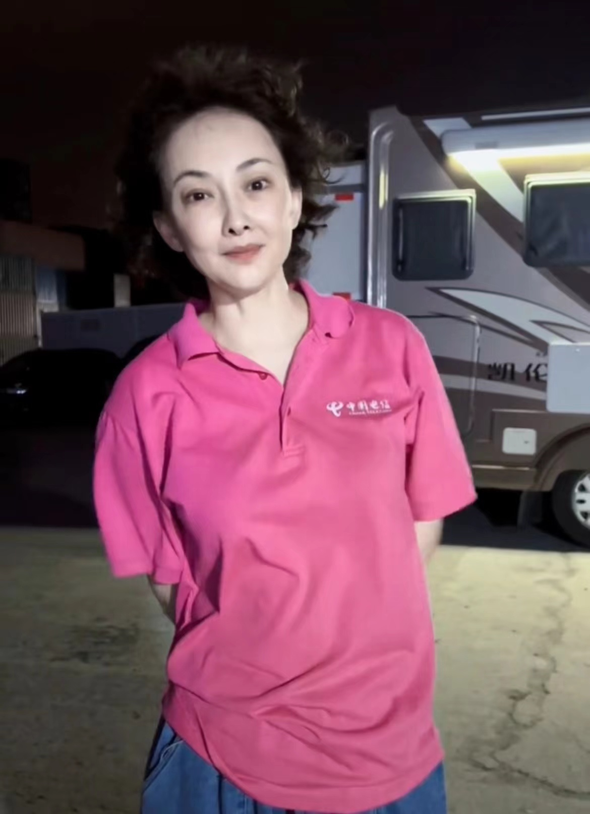 郭麒麟久违露面身形消瘦，神情疲惫面容憔悴，与牛莉搭肩关系亲密