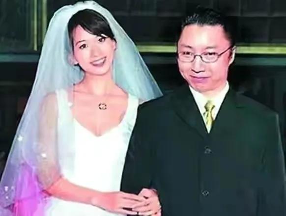 “性感女人”林志玲：“一脱成名”惹争议，马踏胸部吓死人，揪心
