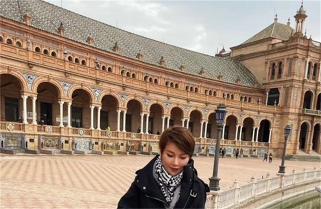 这个东北女孩，在英国上演逆袭童话，查尔斯王子曾找她定制礼服