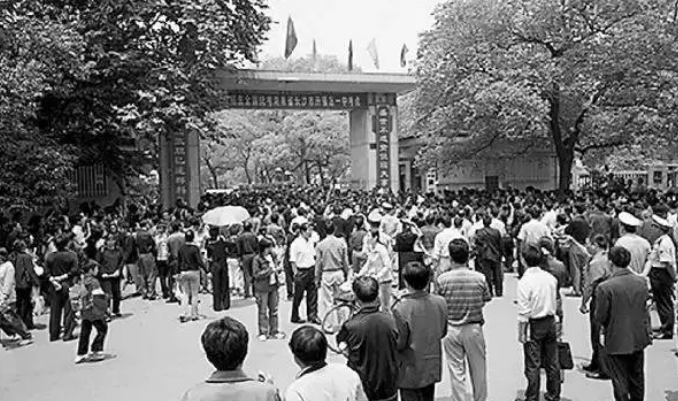 77年恢复高考，北京市第一的001号学生去哪了？一生都在报效祖国