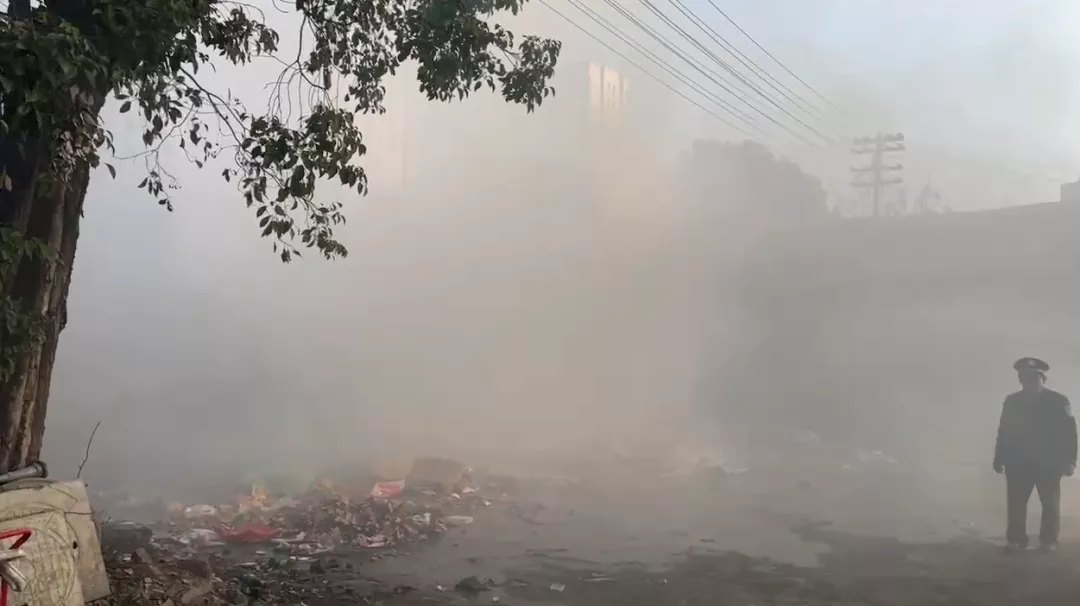 九江一加油站旁突然起火 !环卫洒水车出手了