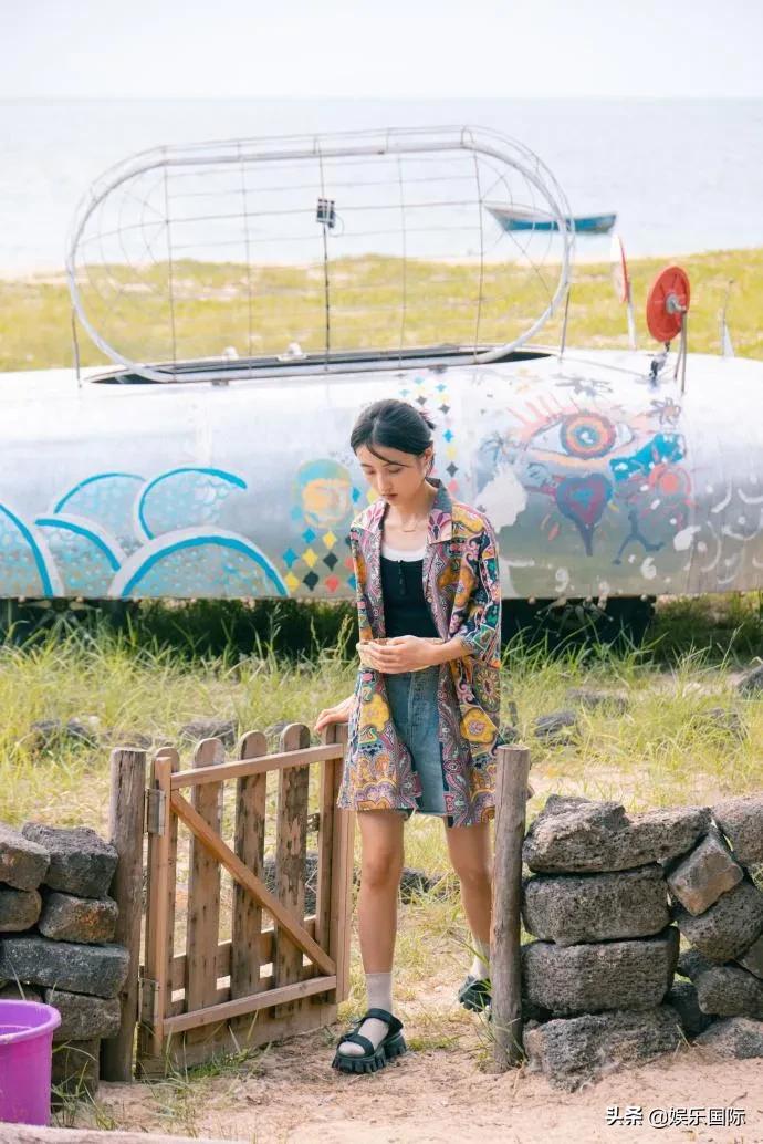 张子枫近照状态好 穿吊带双臂纤细锁骨明显