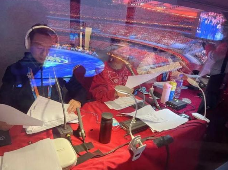 康辉张艺谋后台合影！嘴角一圈胡茬明显，自曝主持冬奥最大困难