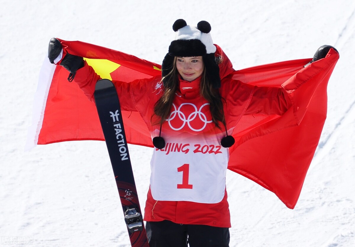 中国女足世界杯试题(中国女足闪亮登场！携手北京冬奥亮相中考习题，王霜犯愁：选啥？)