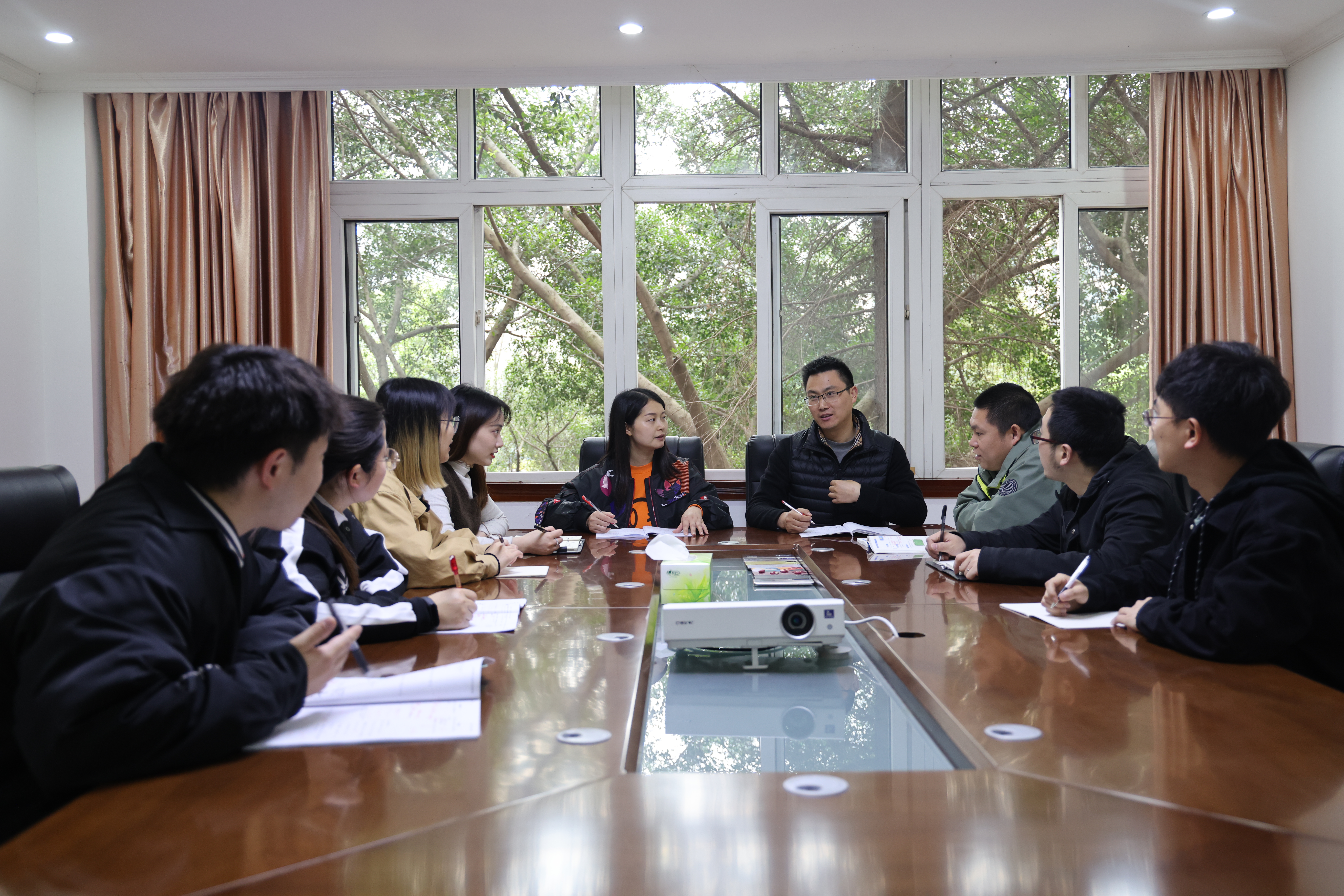 13年每天7：10到教室，三原外国语学校，有一个“倪爷”