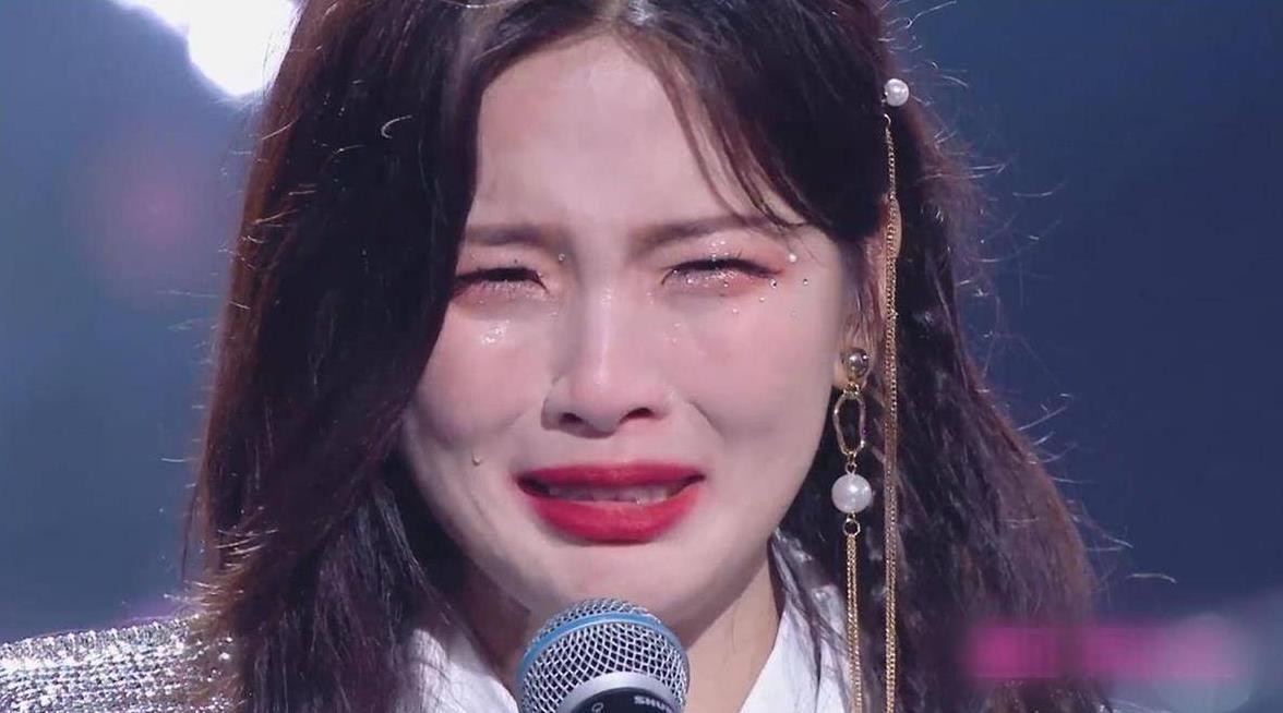 中传毕业科班出身，靠选秀搭档杨超越出道，后转行演戏屡遭吐槽