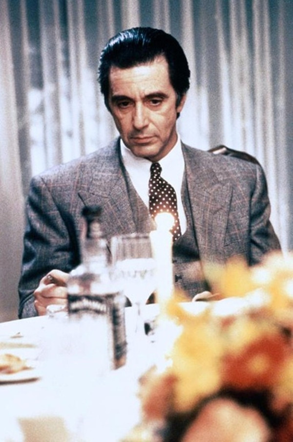 《教父》主角老成这样了，穿宽大的外套不合身，驼背弓腰不忘听歌