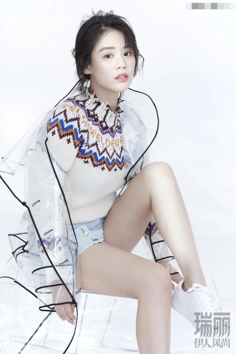 马思纯江疏影同穿牛仔短裤，感觉马思纯更随性、自然