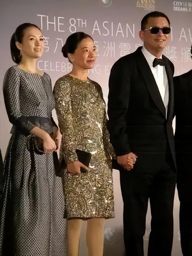 王家卫夫妇是来搞笑的吧？走红毯表情古怪，还不忘秀一把狗粮