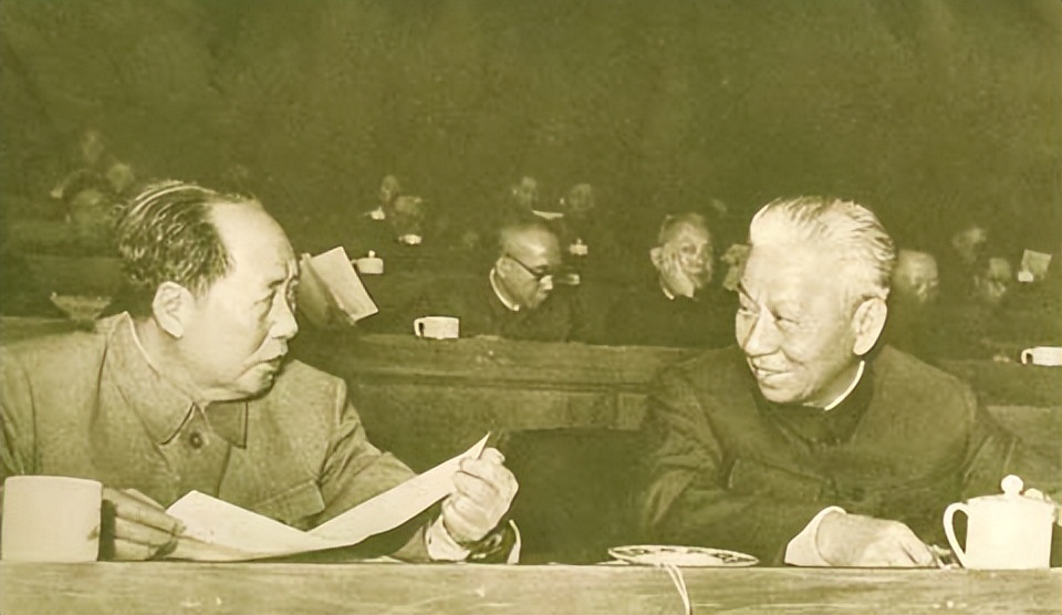 1961年，刘少奇参观毛泽东故居，盯着门匾说：这个字不妥