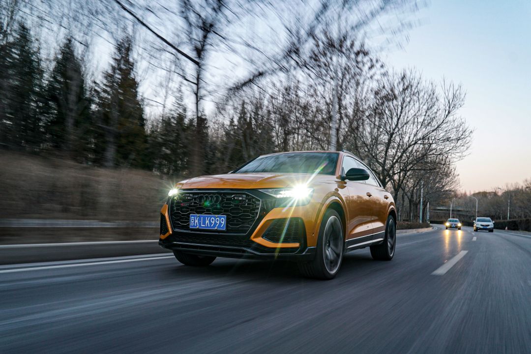600马力V8加身 外表低调却是纽北最速SUV 奥迪RS Q8试驾与空间测评