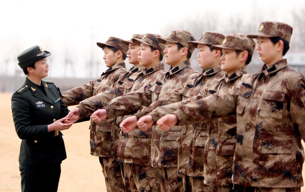 儿子在上海建桥学院读书，可以从学校去当兵吗？留在上海工作如何