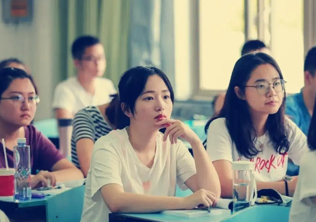 2022高考进入倒计时，部分考生却无缘高考，成绩再优秀也没用