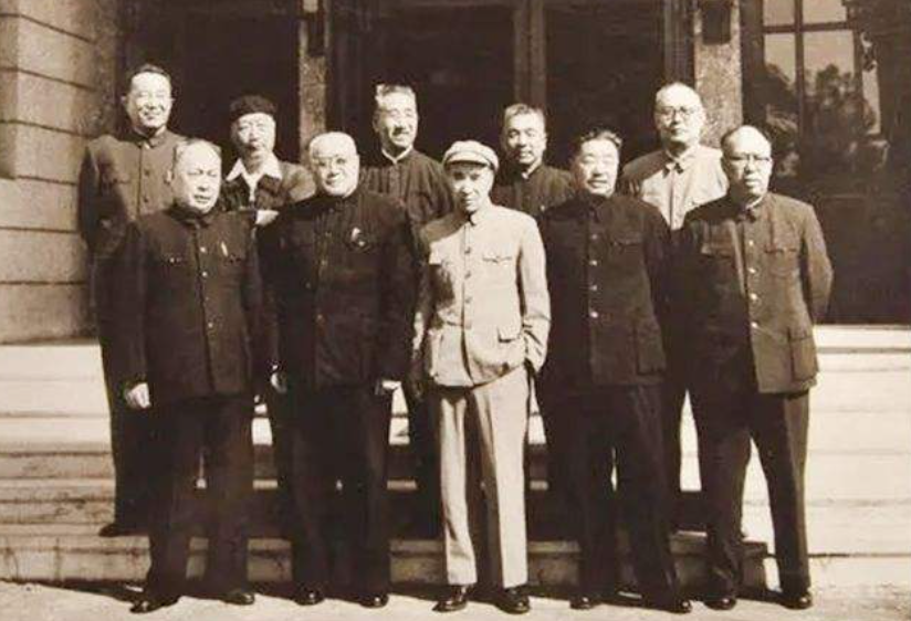 朱德、彭德怀、林彪、刘伯承、贺龙、陈毅、罗荣桓、徐向前、聂荣臻、叶剑英，这十位是开国十大元帅。