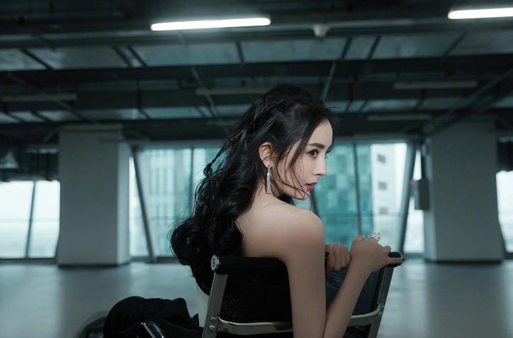 表面“人间清醒”，实际生活却一团糟，这些女星实在令人尴尬