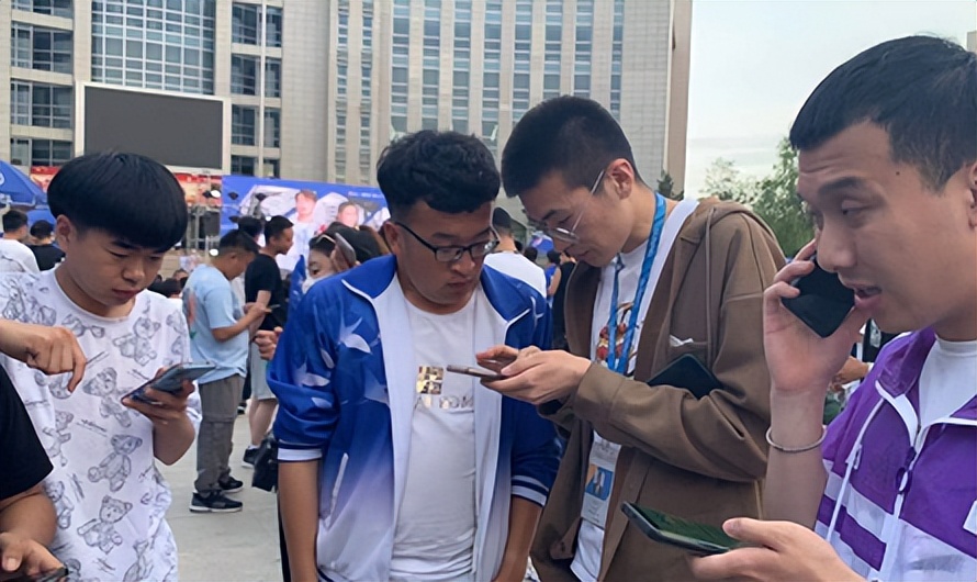 大一到大四“对比照”，大一是帅哥大四被叫哥，反向逆袭惊呆网友