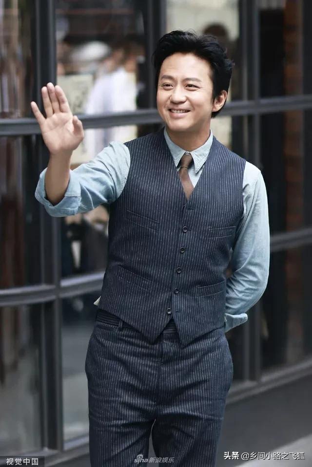 邓超西装革履亮相 面带微笑挥手致意