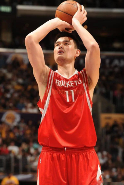 为什么nba罚球那么准(内线之光！作为中锋来执行技术罚球，姚明是罚球最准的中锋吗？)