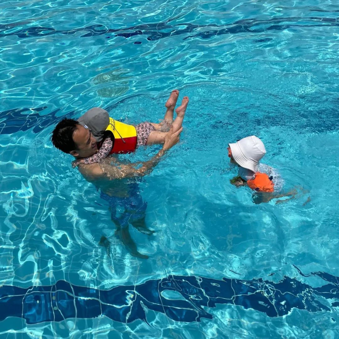 35岁歌手官宣三胎！巅峰期闪婚嫁初恋，神仙爱情感动网友：要幸福