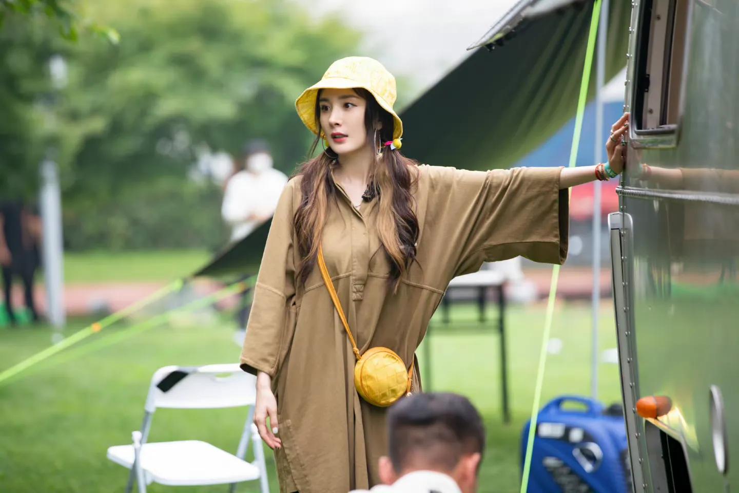 实时丨杨幂《花儿》首播镜头少上热搜；《奔跑吧》四网卫视第一
