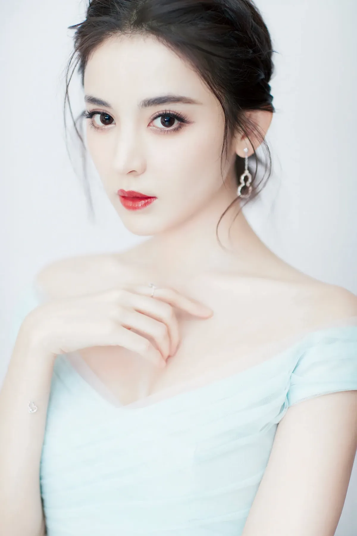 “天山”出大美人,10位新疆女明星,个个盘正条顺,美得各有千秋