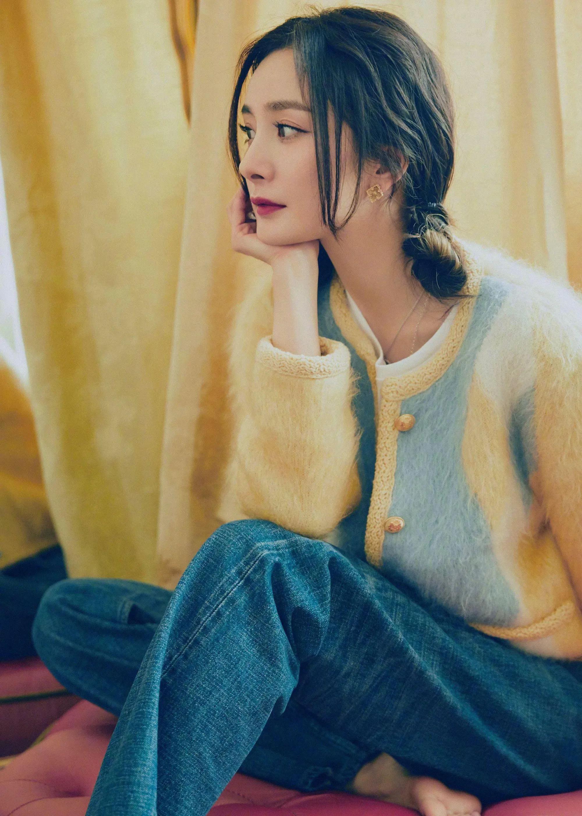 杨幂双尾麻花辫少女风—清新装扮，青春靓丽，俏皮灵动