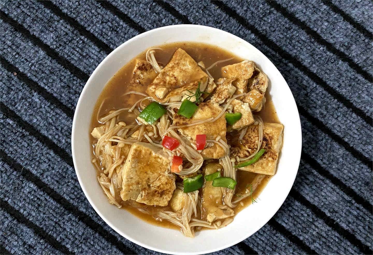 图片[1]-【金针菇炖豆腐】做法步骤图 简单易学又能解馋 最后汤汁都不-起舞食谱网