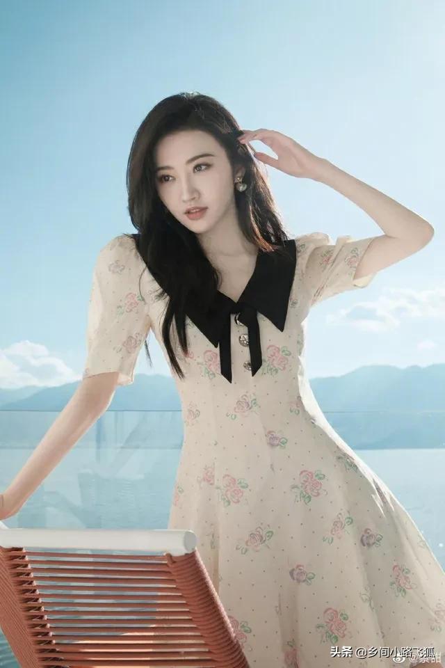 景甜晒甜美风生日写真大片 着连衣裙手拿鲜花夏日感满满