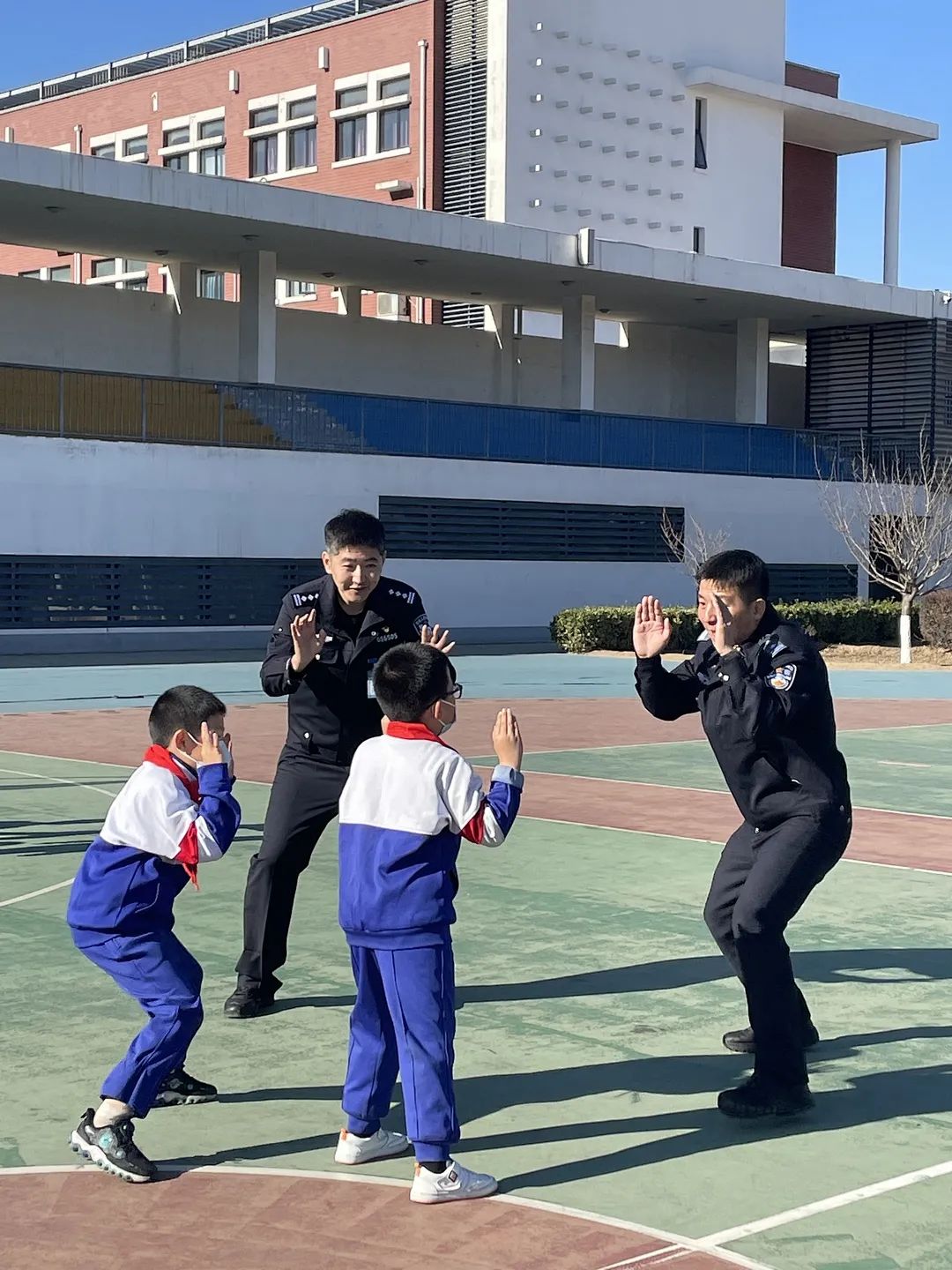 警察蜀黍与孩子们的“沉浸式游戏”，好玩有用！